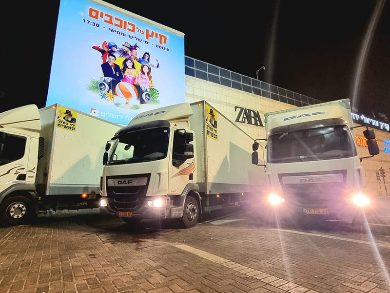 צוות אומנות בהרמה מבצע בדיוק רב את כל שלבי הובלת חנויות מא' ועד ת'